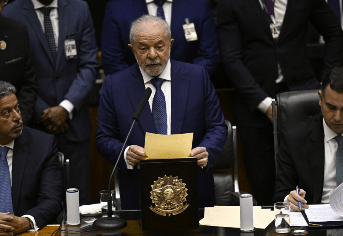 Luiz inácio Lula da Silva asumió su tercer mandato rodeado de miles de personas. En su primer discurso hizo una fuerte defensa del medioambiente y celebró la victoria de la democracia. Luiz inácio Lula da Silva asumió su tercer mandato rodeado de miles de personas. En su primer discurso hizo una fuerte defensa del medioambiente y celebró la victoria de la democracia.