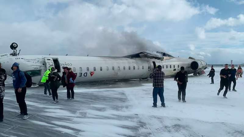Milagro en Toronto: un avión vuelca al aterrizar pero solo se registran 17 heridos