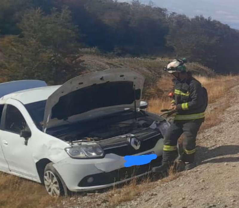 Siniestro vial en Tolhuin: auto volcó y tres personas fueron asistidas