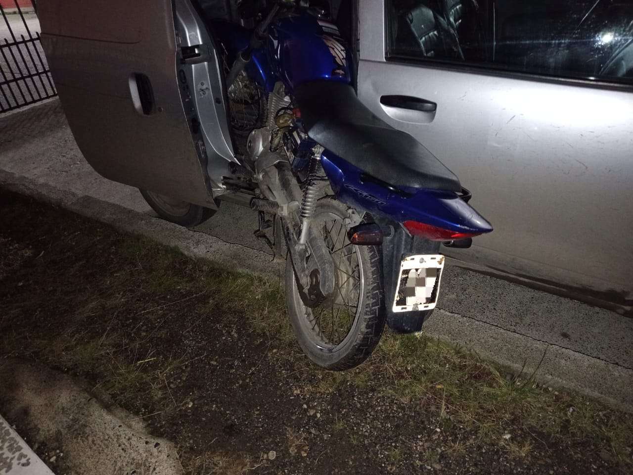 Cargaban una moto robada en una Kangoo: terminaron detenidos