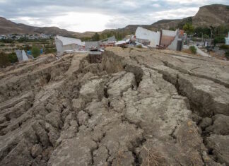 Más de 90 familias evacuadas por el desplazamiento del cerro Hermitte en Comodoro Rivadavia