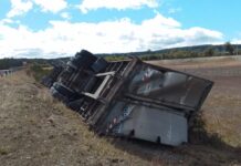 Tolhuin: camión de carga volcó en la Ruta N° 3