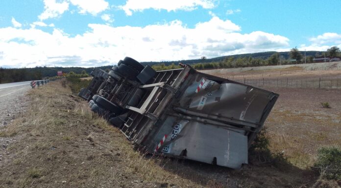 Tolhuin: camión de carga volcó en la Ruta N° 3
