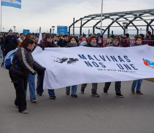 Masiva participación en el desfile por el 44° aniversario de Malvinas