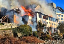 Un incendio fuera de control destruyó un histórico hotel de Bariloche frente al lago Nahuel Huapi