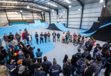 Junto a deportistas y familias, Perez recorrió el renovado Parque Municipal de Deportes Urbanos