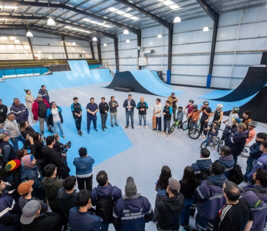 Junto a deportistas y familias, Perez recorrió el renovado Parque Municipal de Deportes Urbanos