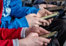 Cada vez más países prohíben el uso de redes sociales a menores de edad