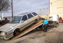 Avanza el retiro de chatarra y vehículos abandonados en la vía pública