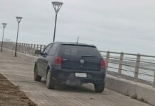 Multarán a un conductor que ingresó a la bicisenda y arrojó escombros en la Costanera