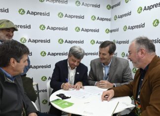 El RENATRE y Aapresid firmaron un convenio para articular trabajo decente, producción sostenible y certificaciones sobre buenas prácticas