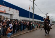 A caballo y con la Proclama de Chacabuco, el General San Martín llegó a las escuelas de Río Grande