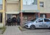 Una agresión terminó con un hombre hospitalizado y un allanamiento permitió secuestrar prendas con sangre y 60 plantas de cannabis