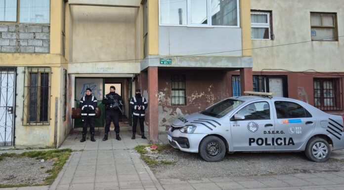 Una agresión terminó con un hombre hospitalizado y un allanamiento permitió secuestrar prendas con sangre y 60 plantas de cannabis