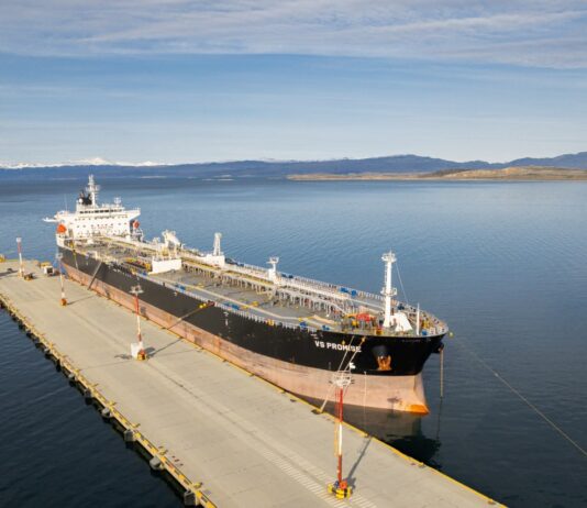 El Gobierno provincial repudió la operación de un buque petrolero de bandera británica en el puerto de Ushuaia