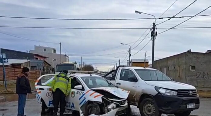 Accidente en Estrada y Ortiz: un patrullero terminó involucrado en un choque