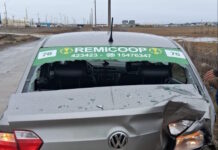 Un automóvil fue impactado por un camión de Bomberos