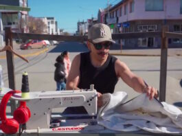 Sacó la máquina de coser a la calle, sorprendió a Río Grande y su video explotó en las redes