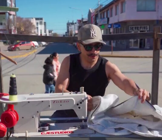 Sacó la máquina de coser a la calle, sorprendió a Río Grande y su video explotó en las redes