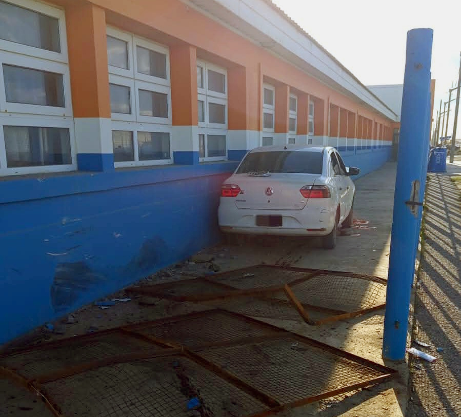Una adolescente de 16 años sacó el auto de sus padres y chocó contra el cerco de una escuela